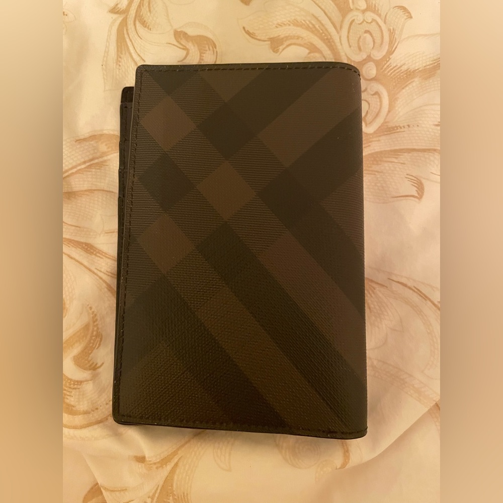 In amazing condition! Burberry passport cover wallet